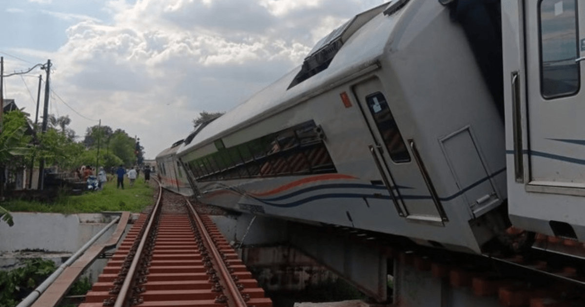 KA Purwojaya Anjlok 2025