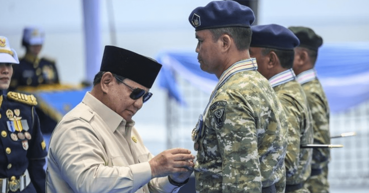 Prabowo Sematkan Tanda Kehormatan TNI di KRI Radjiman 2025