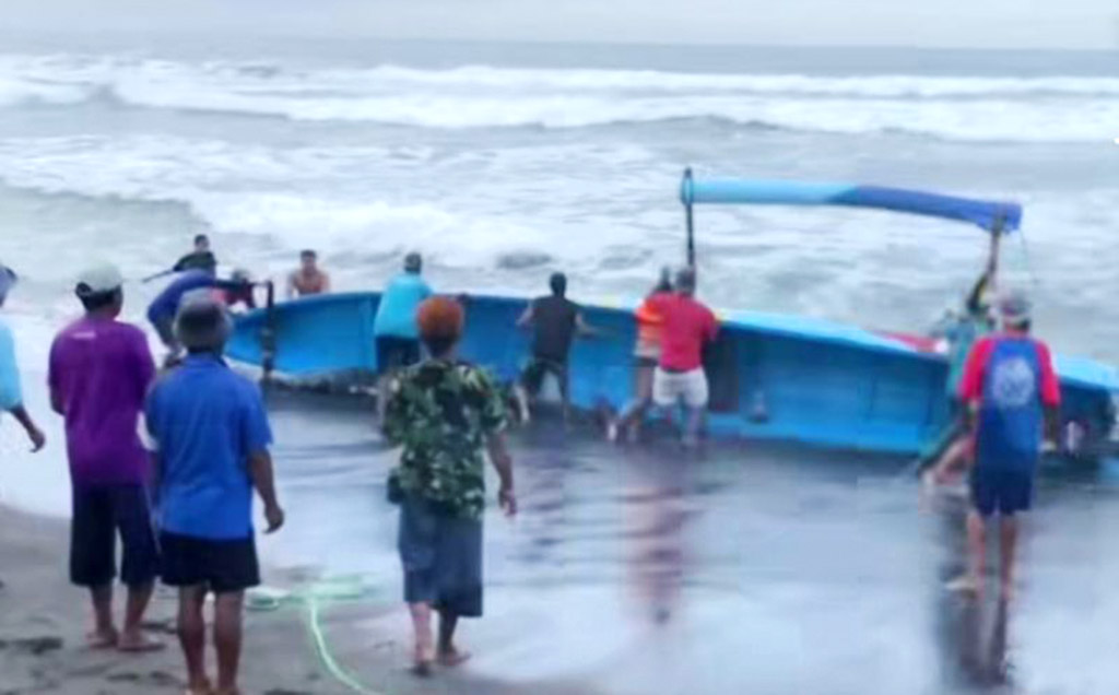 Gelombang Tinggi di Pantai Depok, Nelayan Berjuang Selamat