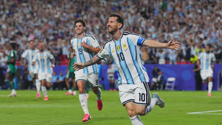Messi hat-trick samai rekor Klose Ilustrasi messi hat-trick untuk artikel Messi hat-trick: Messi Cetak Hat-trick dan Samai Rekor Klose
