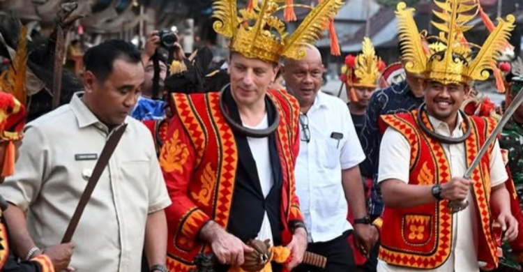 Dubes Prancis Kunjungi Situs Megalitik Nias Pakai Baju Adat